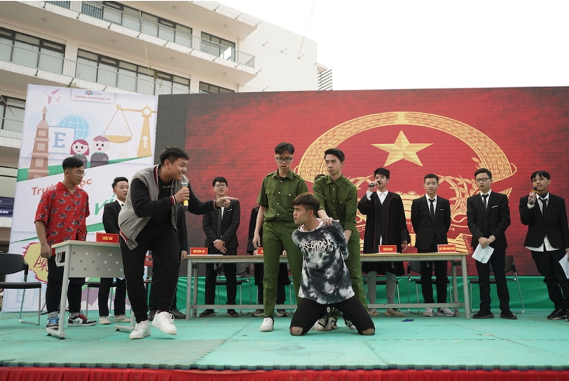 Học Văn, Sử bằng… diễn kịch ở FPT School